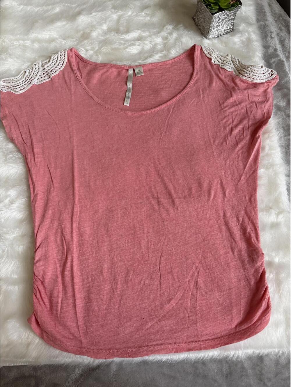 Lauren Conrad Pink Short Sleeve Top with Lace Shoulder Detail XS
